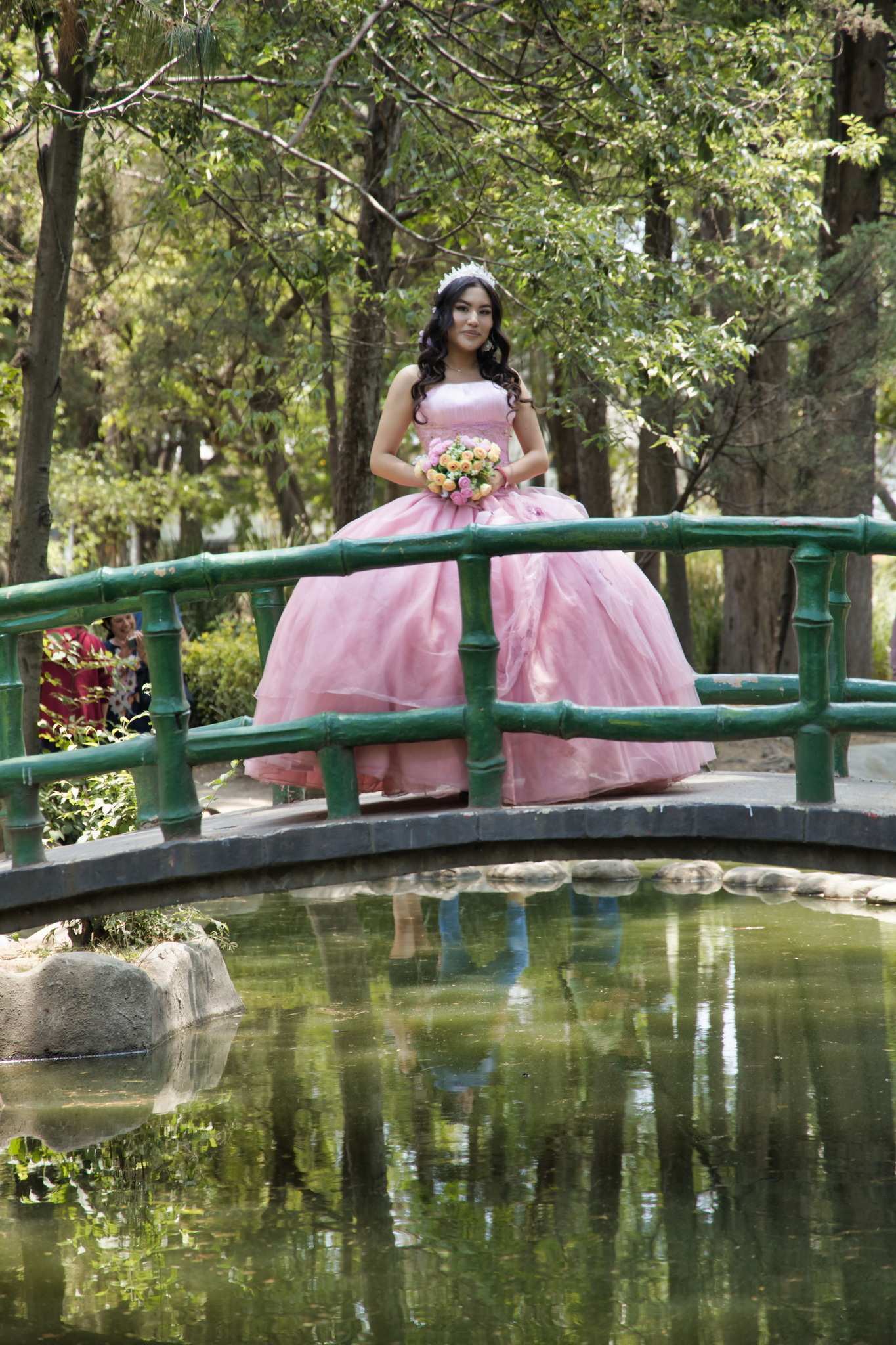 Modelando vestido, Maquillaje y Peinado de XV
