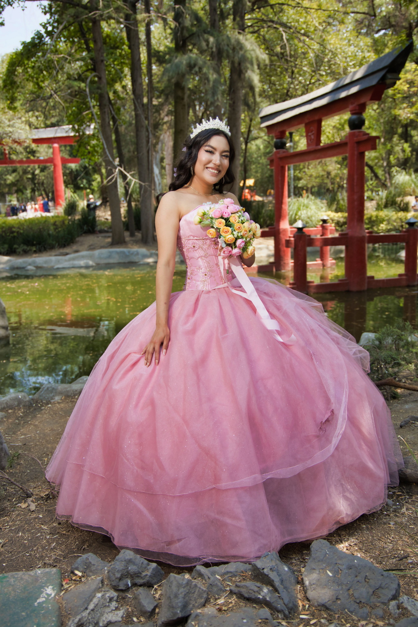 Modelando vestido, Maquillaje y Peinado de XV