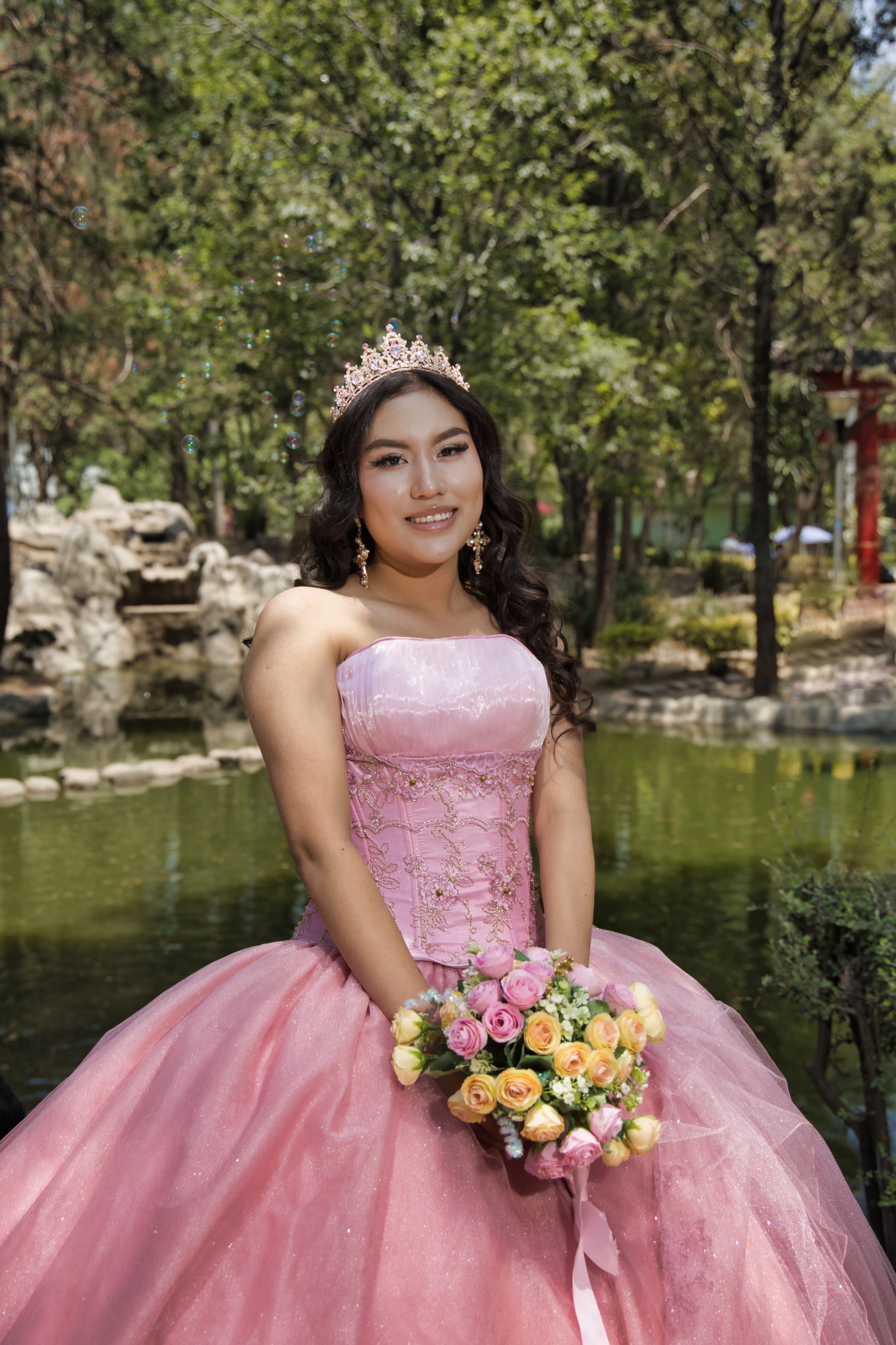 Modelando vestido, Maquillaje y Peinado de XV