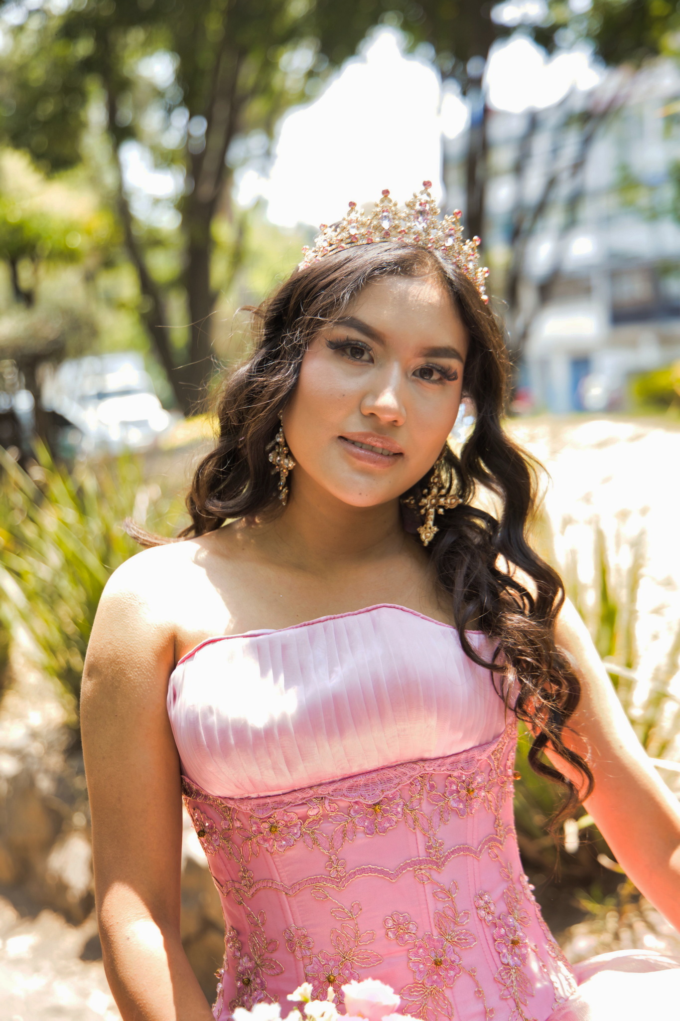Modelando vestido, Maquillaje y Peinado de XV