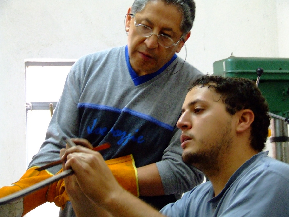 Escudería Electrogrupo construyendo un Electratón