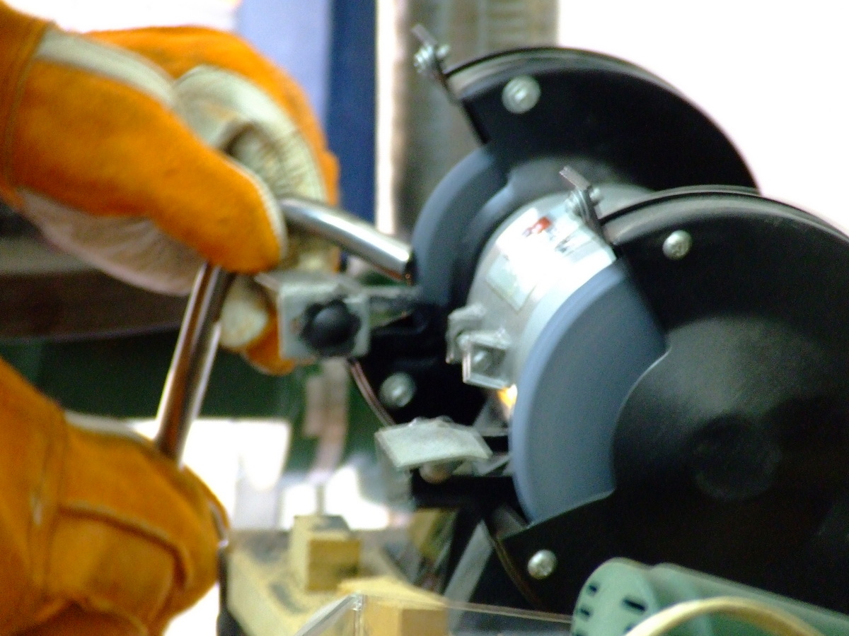 Escudería Electrogrupo construyendo un Electratón