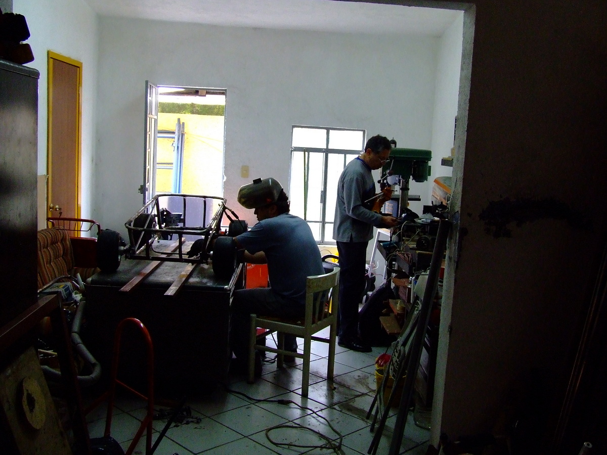 Escudería Electrogrupo construyendo un Electratón