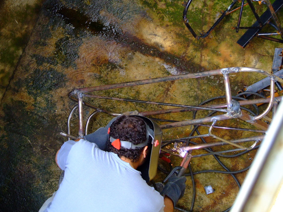 Escudería Electrogrupo construyendo un Electratón