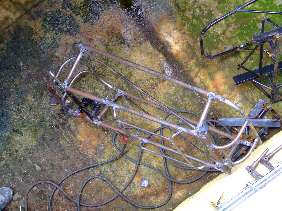 Escudería Electrogrupo construyendo un Electratón