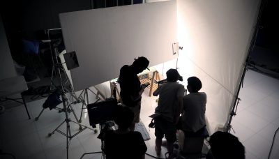 Equipo de filmación trabajando en el estudio